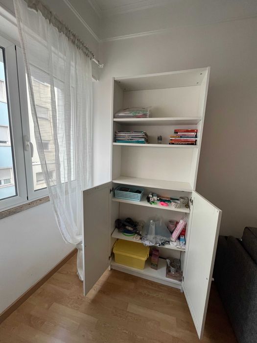 Estante Ikea branca com prateleiras ajustáveis
