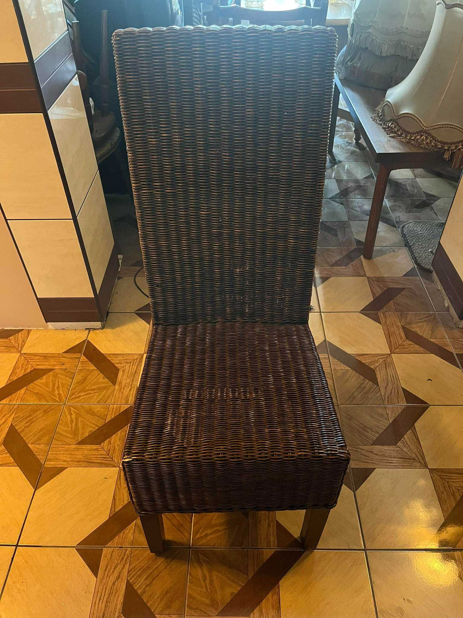 Krzesła wiklinowe brązowe.