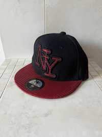 Czarno-czerwona czapka z daszkiem NY