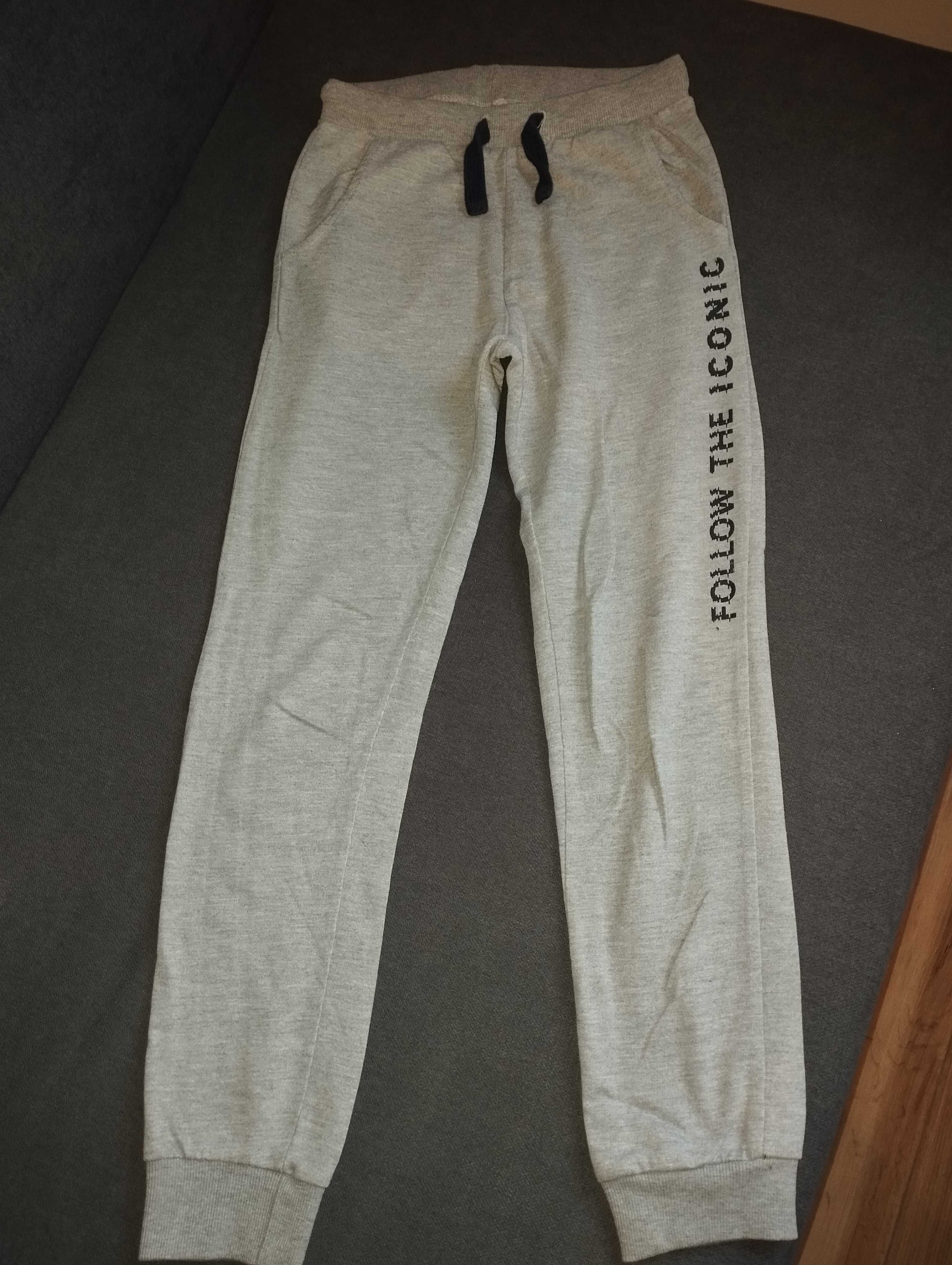 Dwie pary spodni szare dresy i czarne jeansy 152 cm