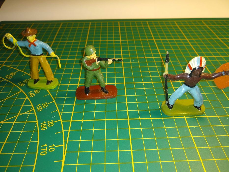 Zabawki PRL: żołnierzyk, kowboj, indianin