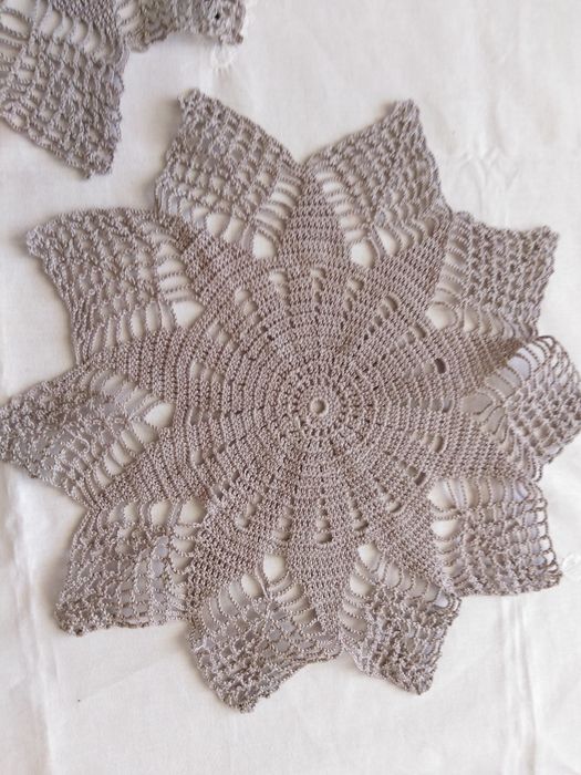 Zestaw serwetek robione na szydełku 3 sztuki.