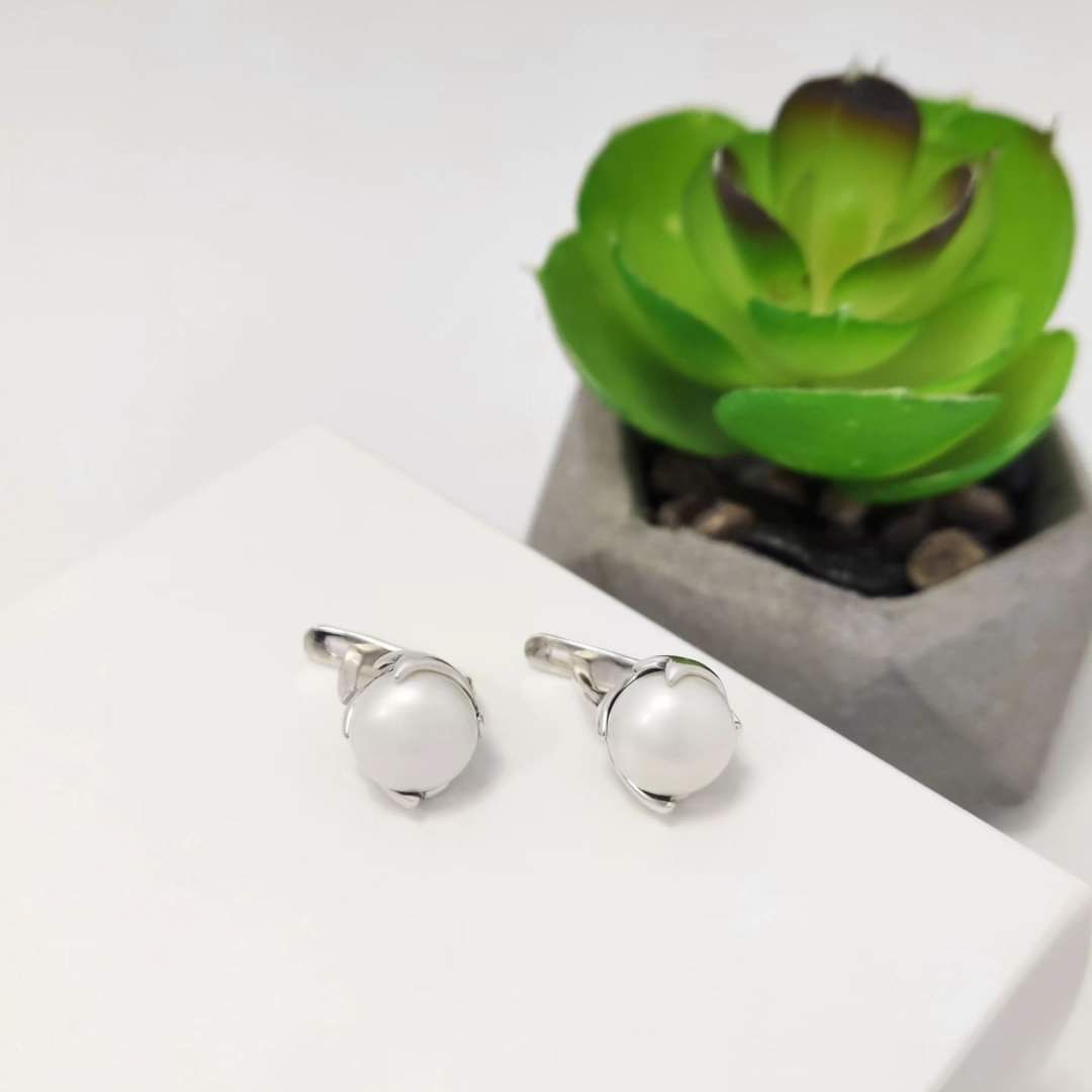 Класичні срібні сережки із натуральними перлами в подарунковій коробоч