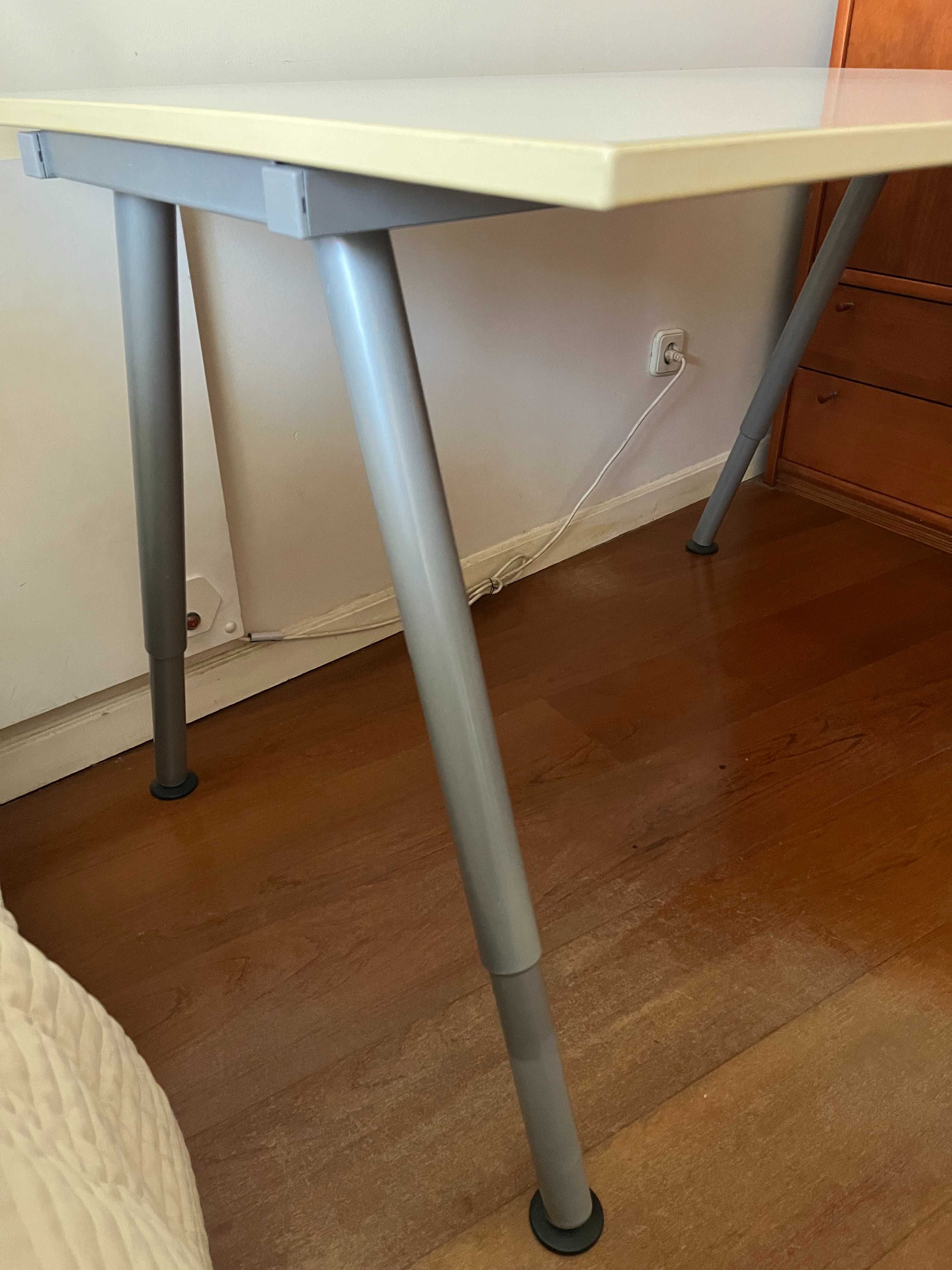 Secretária Ikea com pés elevatórios