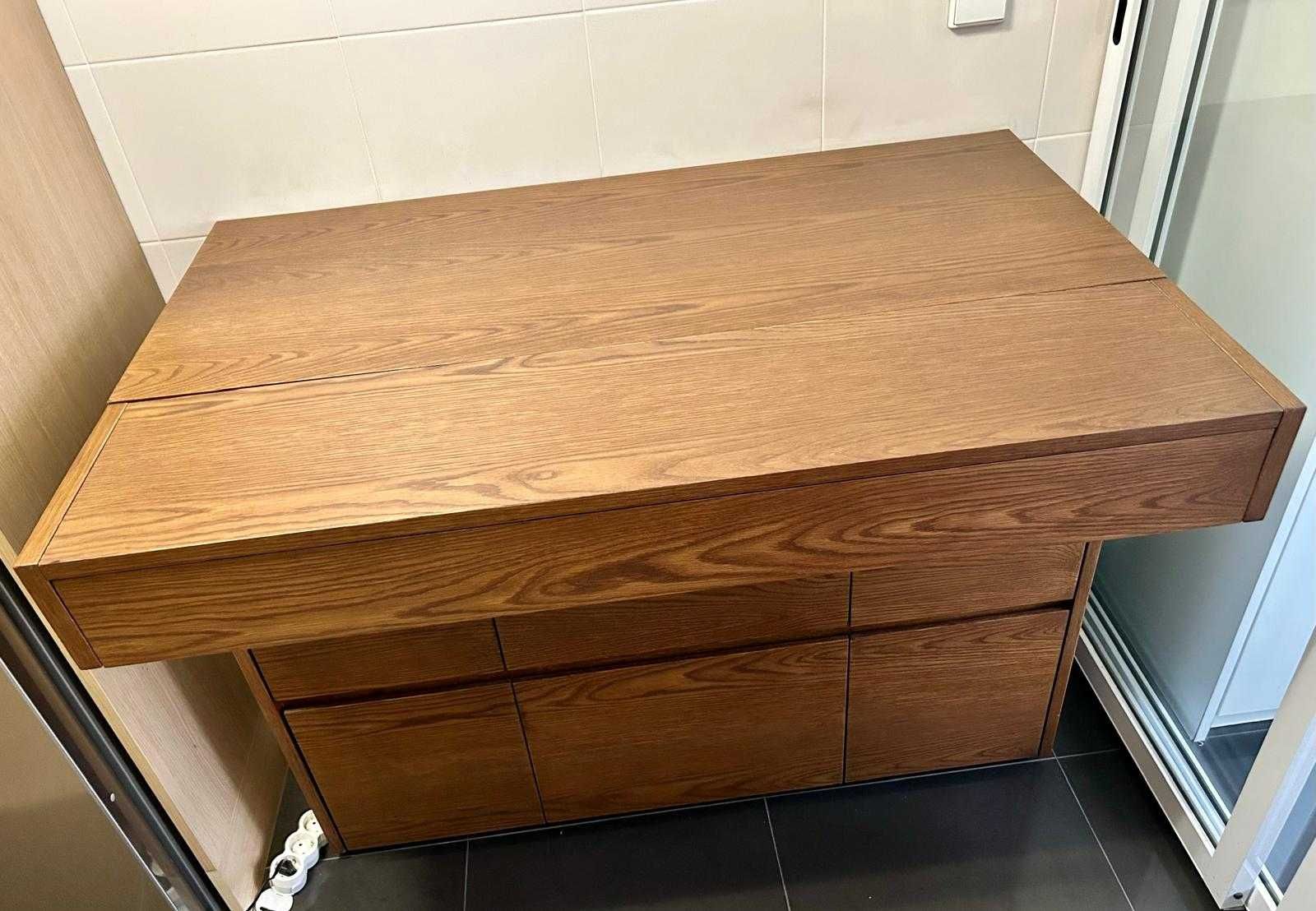 Móvel de cozinha com tampo extensível com várias funções.
