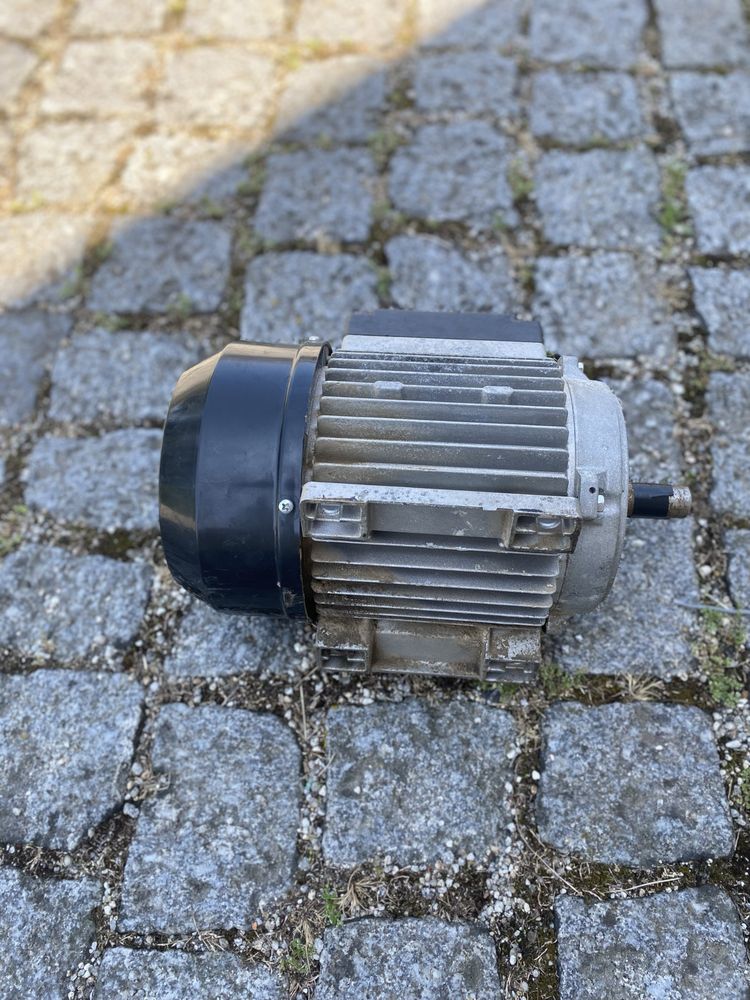 Motor eletrico trifasico