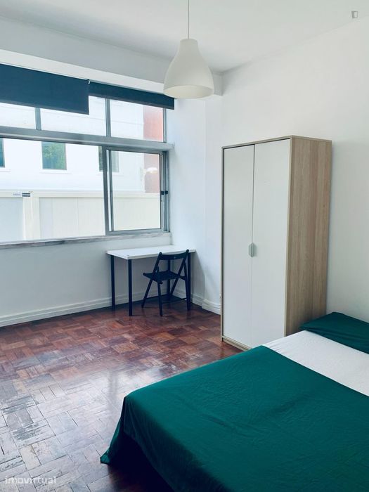 52707 - Quarto com cama de casal em apartamento...