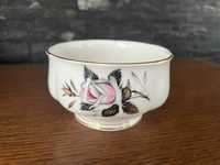 Porcelanowa cukiernica Royal Albert Queen's Messenger biała róża
