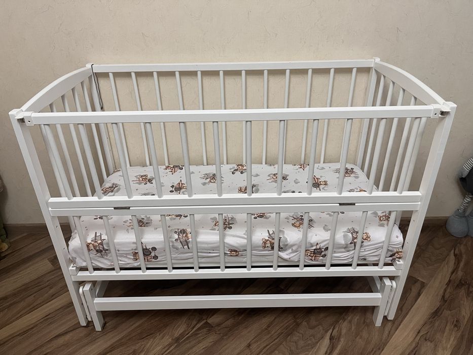 Дитяче ліжечко з матрацем