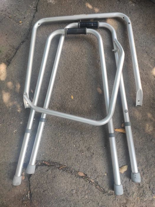 Ходунки для пожилых людей и инвалидов.