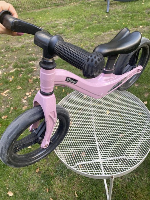Różowy lekki rowerek biegowy kidwell