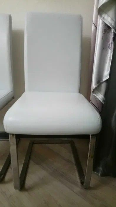 4 стильні білі крісла