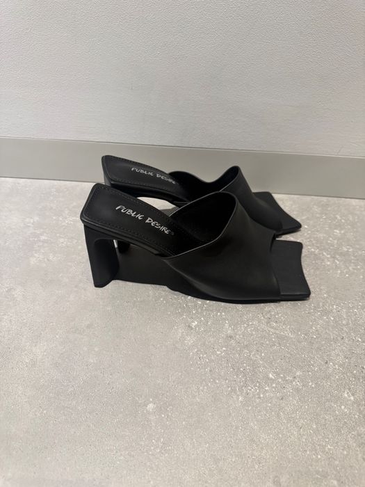 Жіночі шльопанці на каблуку