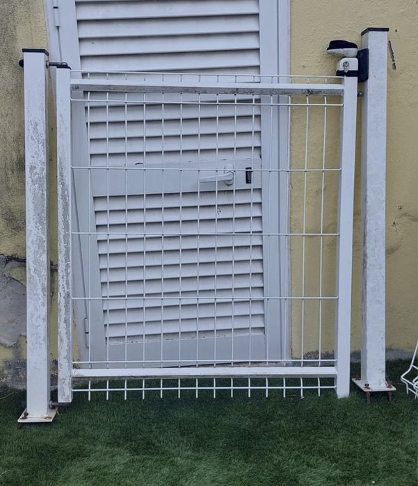 Conjunto de Grades Metálicas com Porta e Pilares – 12m (Altura 1m)