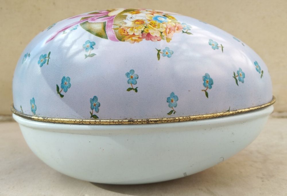 Lata metálica antiga com o formato de um ovo