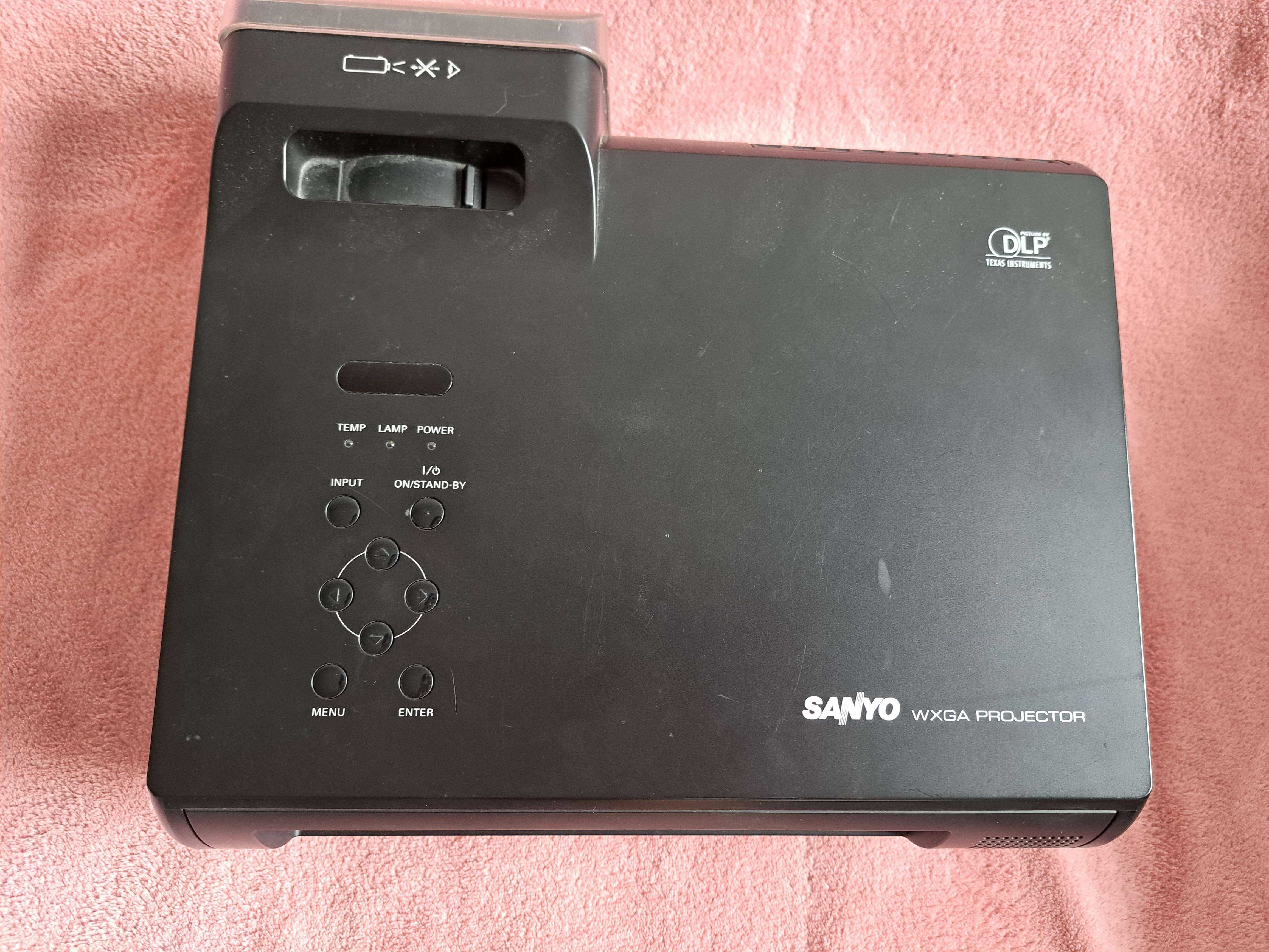 Sanyo PDG-DWL100 – projektor krótkoogniskowy DLP + torba
