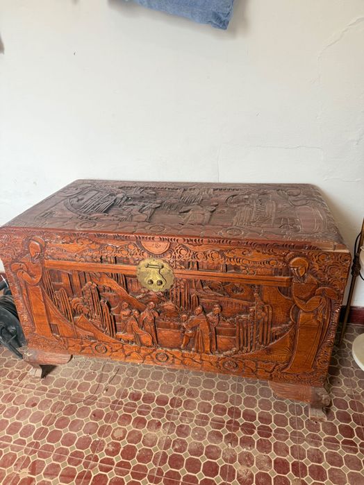 Baú de cânfora antigo