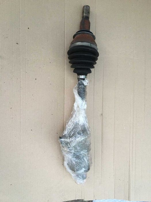 Продам передню праву полуось  на cadillac xt4