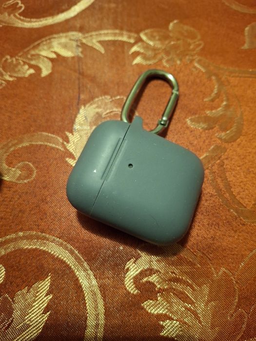Кейс селиконовий сірий для Airpods, вживане.