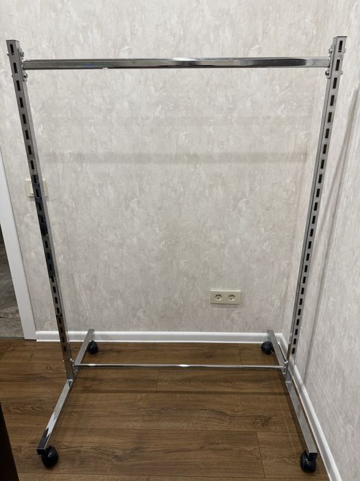 Стойка для одягу на колесах, вішалка