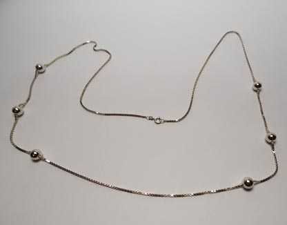 Długi srebrny łańcuszek kostka zdobiona kulkami 83 cm. 1,5 mm.