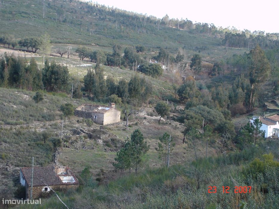 Habitaçao a recuperar Lugar agradável  2 pisos 1940m2 de logradouro