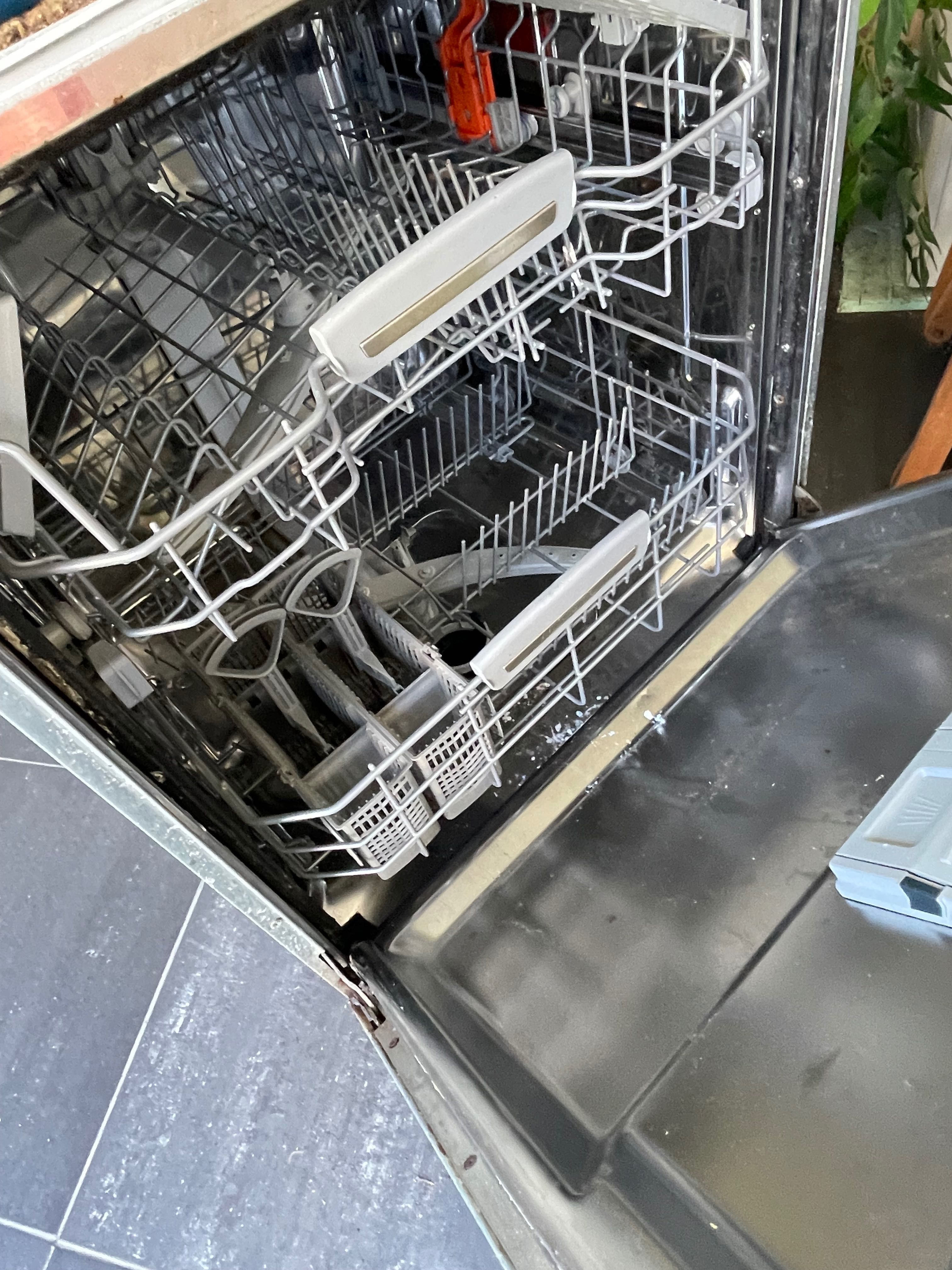 Máquina de lavar loiça, aspirador e desumificador - para peças