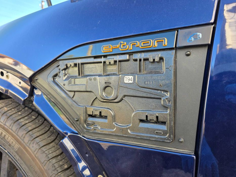 Корпус і деталі лючка зарядного порта Audi e-tron ліва сторона