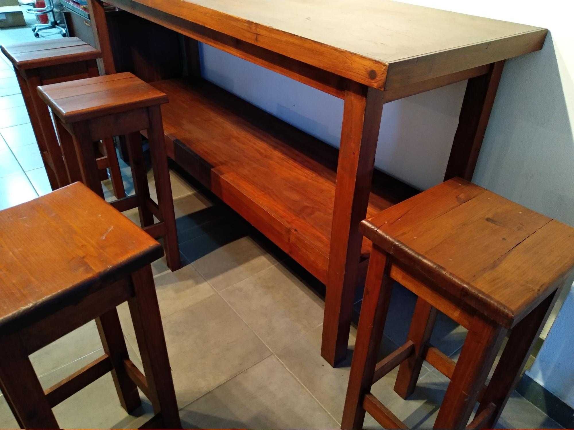 Balcão-Mesa alto com 4 bancos em madeira