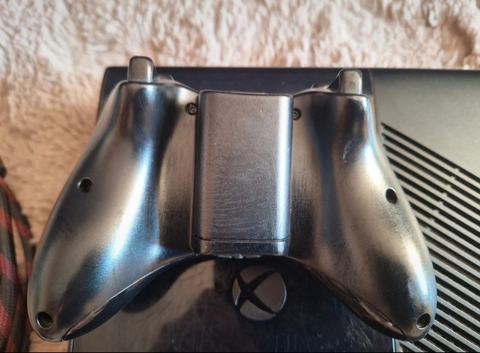 Konsola Xbox 360 E 500gb + pad, kable i dwie gry
