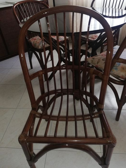 Lindíssima mesa de refeição em bambu castanho envernizado