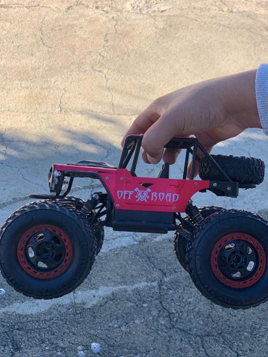 Carrinho de trilha com comando