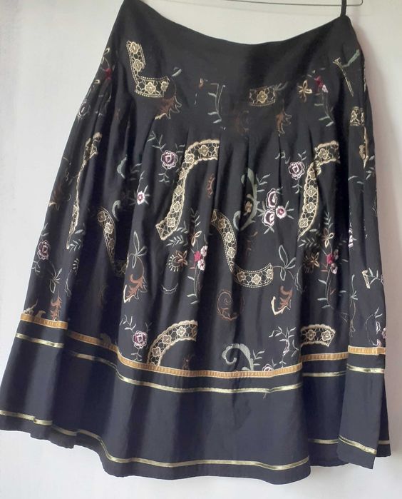 Czarna haftowana spódniczka roz 40/42