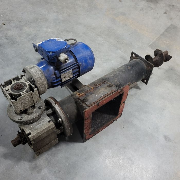 Podajnik ślimakowy do kotła na ekogroszek