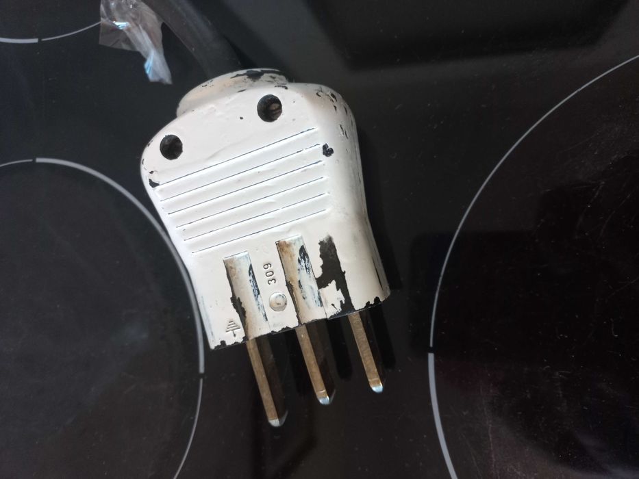 Kuchnia elektryczna Amica z płytą.