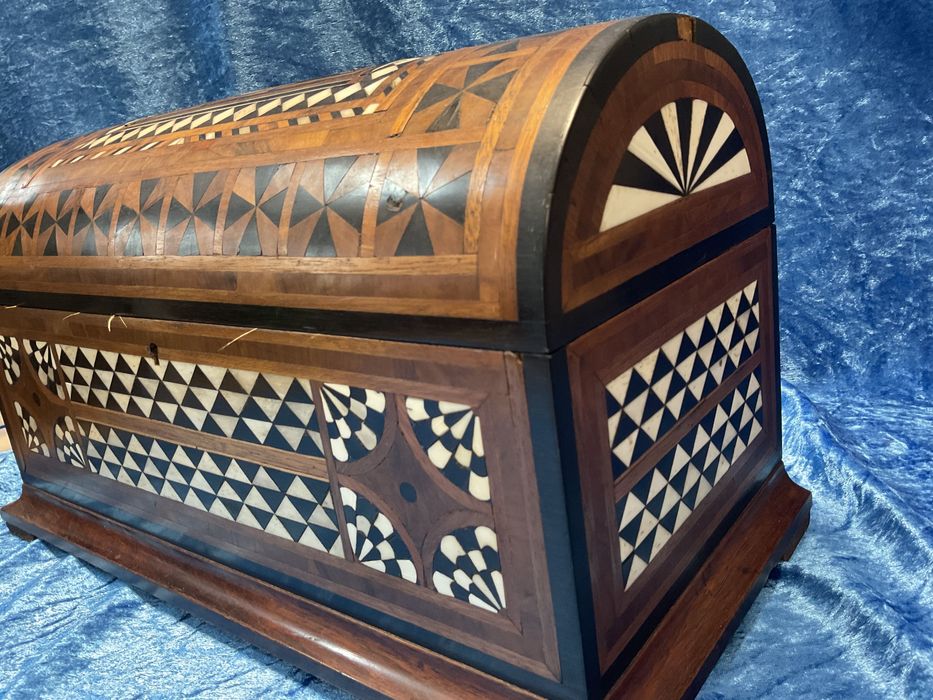 Bau antigo trabalhado