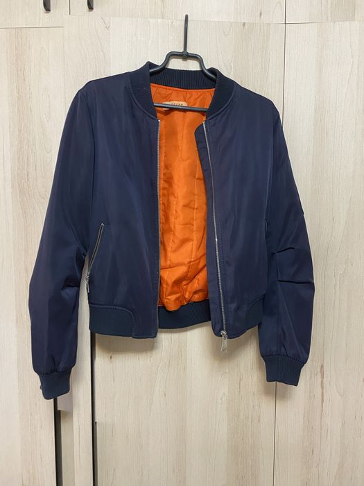 Жіноча куртка-бомбер