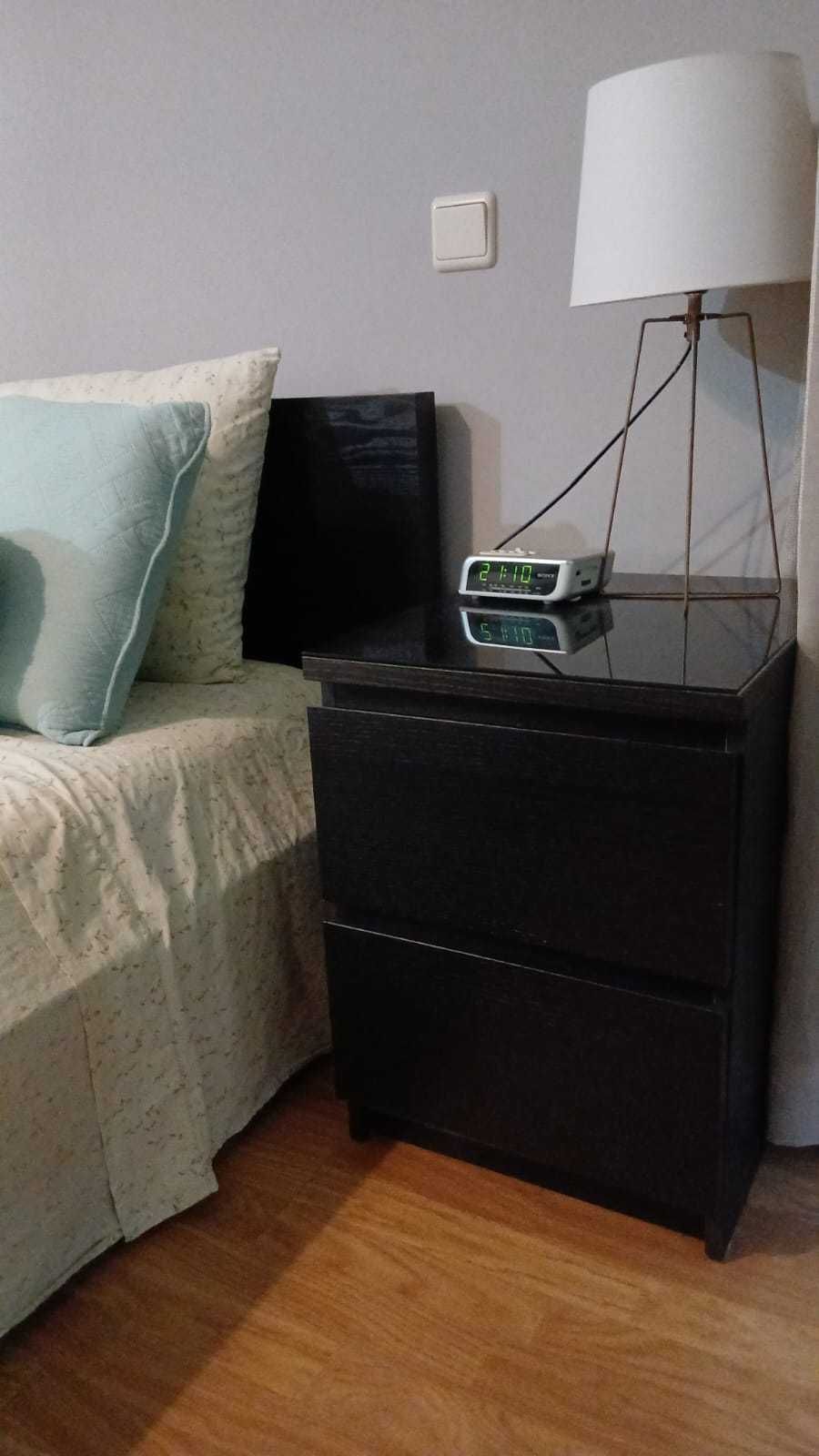 Conjunto IKEA – Cama, Mesinhas, Cómoda (preto) (Disponível em Outubro)