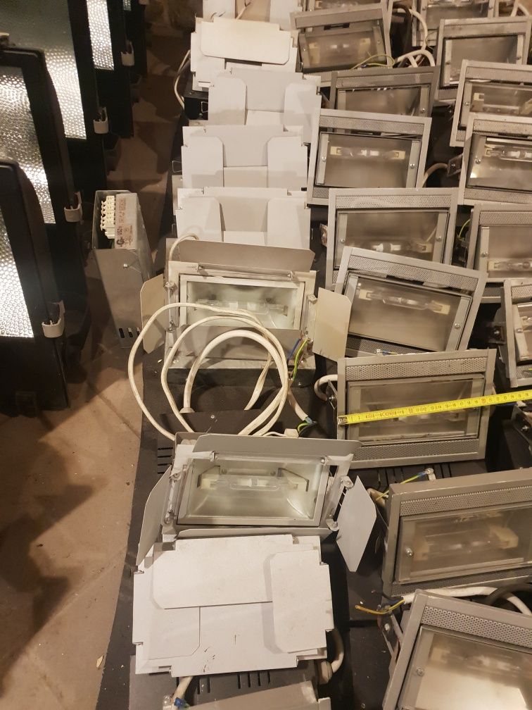 Lampy  halogenowe nastawne  kierunkowe  z klapkami do lokalu sklepu