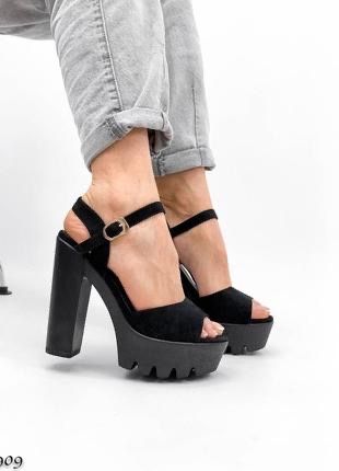 Босоножки на каблуке