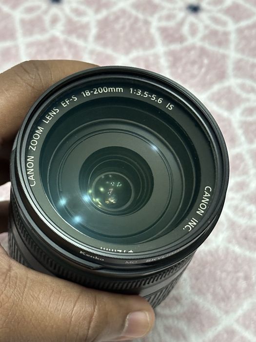 Canon EF-S 18-200mm zoom lens