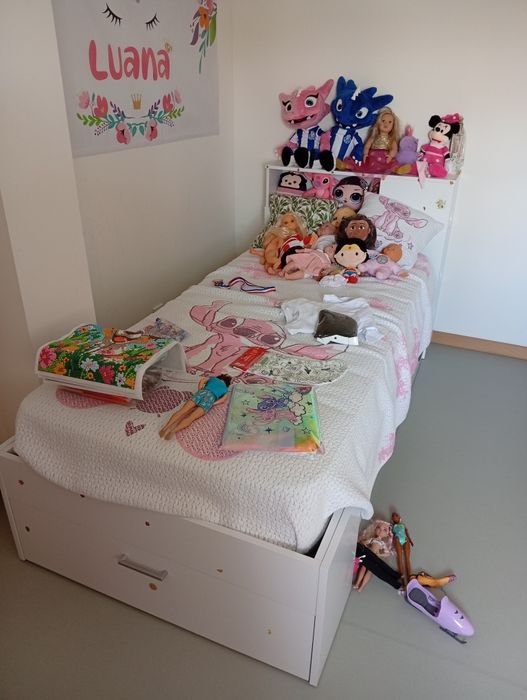 Cama de criança com arrumação