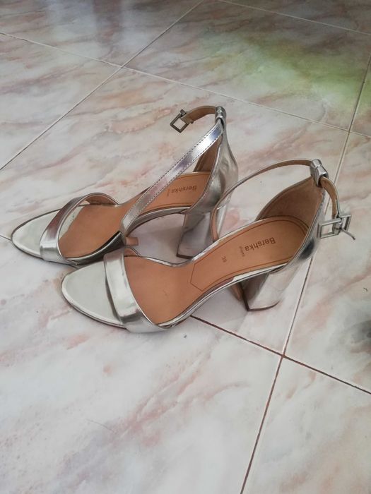 Sandálias Prateadas Berska como novas