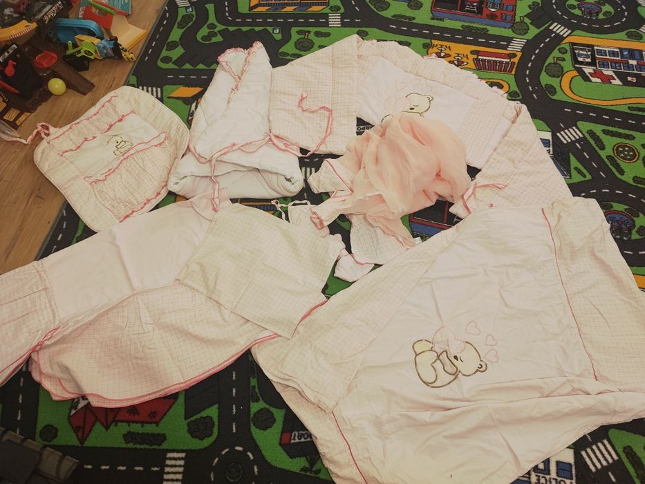 Komplet 8 części rożek, kołdra, ochraniacz, prześcieradło, baldachim d