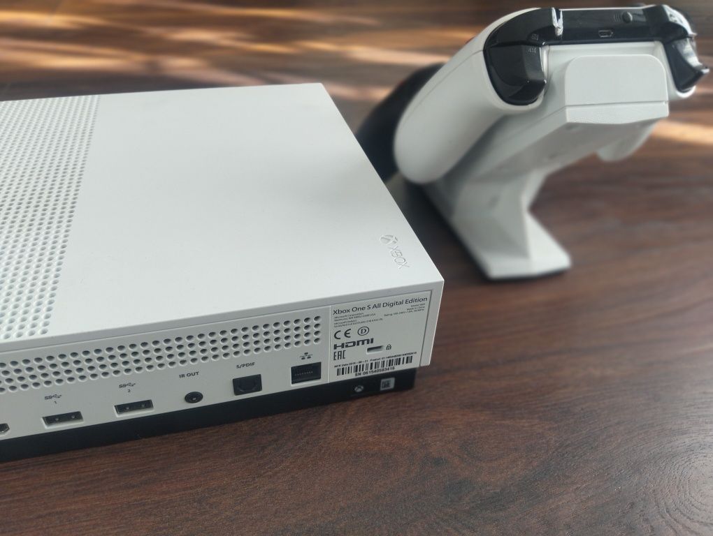 Xbox one s All digital + ładowarka i pad