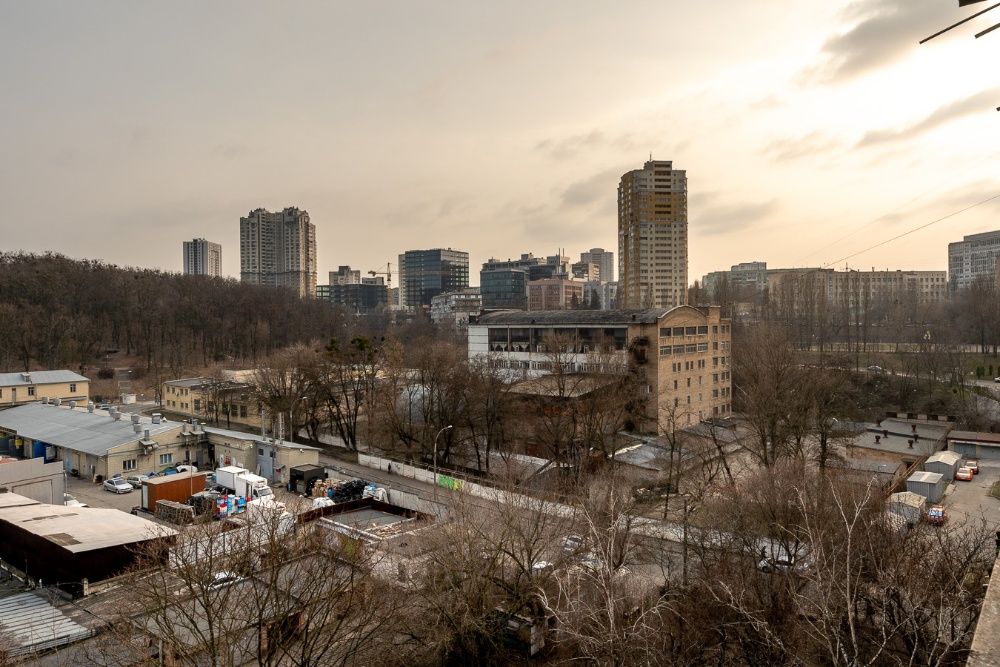 Метро “Вокзальная” пешком 15 мин. Соломенская площадь ул.Кавказская13,-16-555.biz.ua