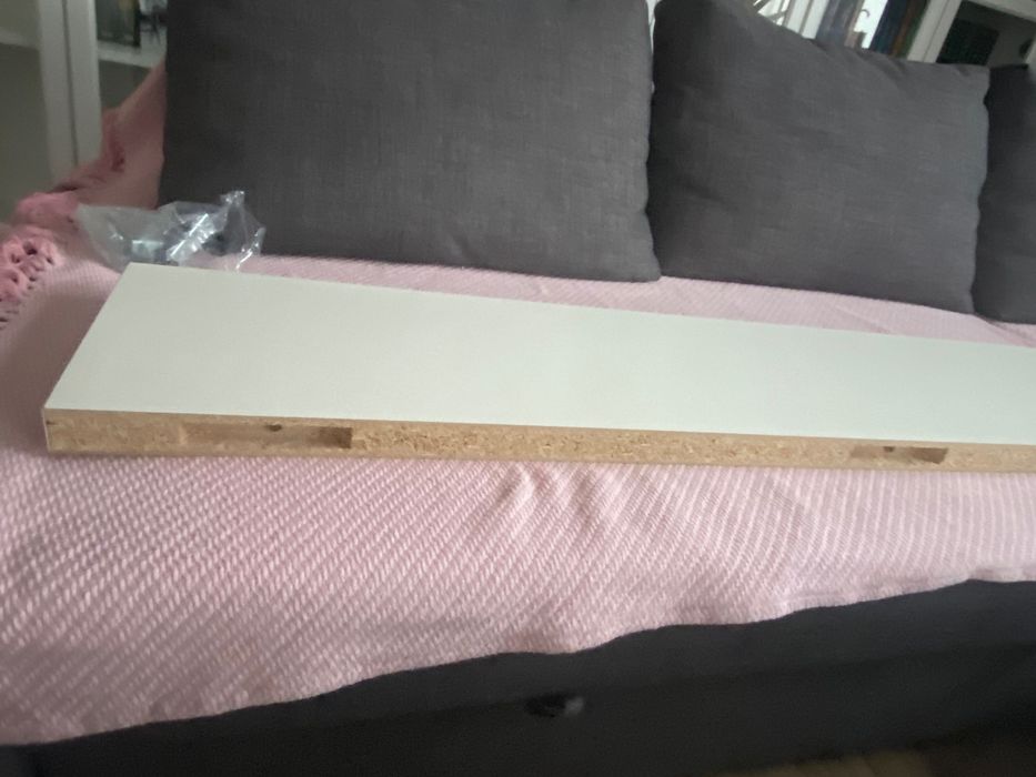 Biała półka na ścianę