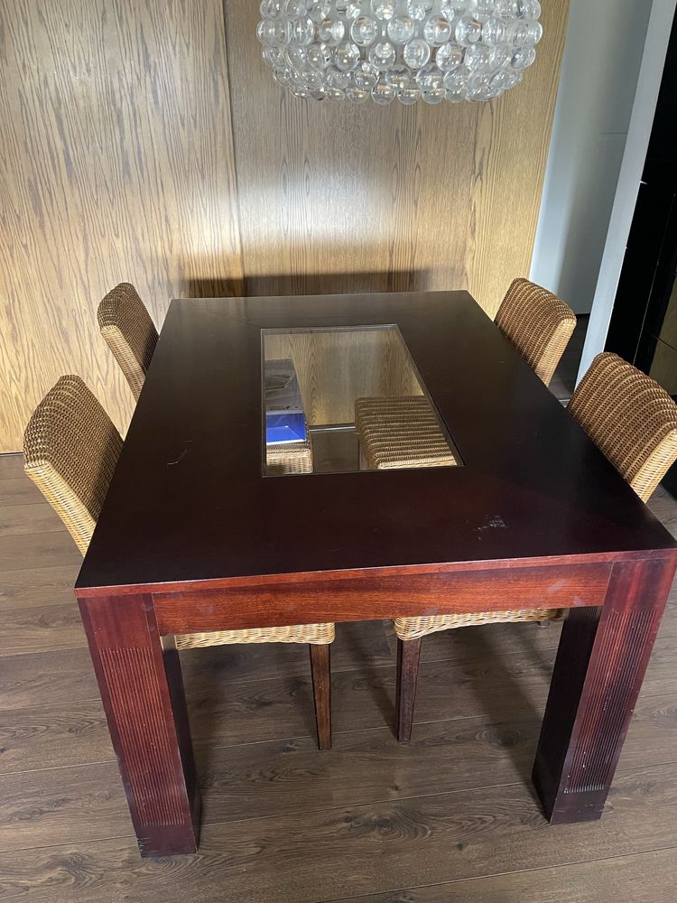 Mesa de jantar retangular em madeira