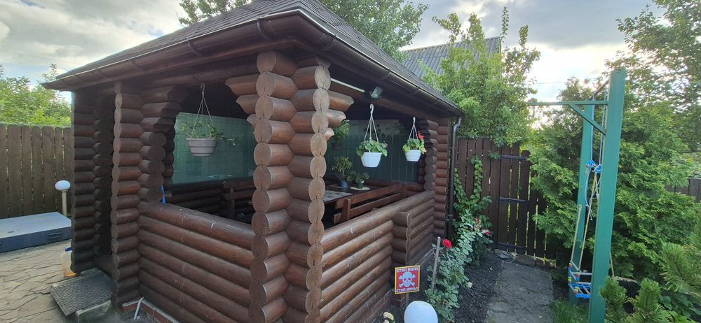 Продам шикарну дачу в якій можна жити поруч блакитні озера