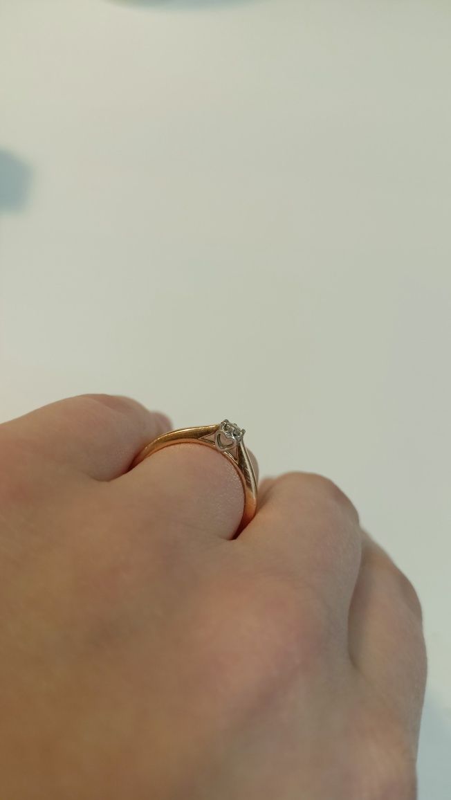pierścionek zaręczynowy z różowego złota z diamentem